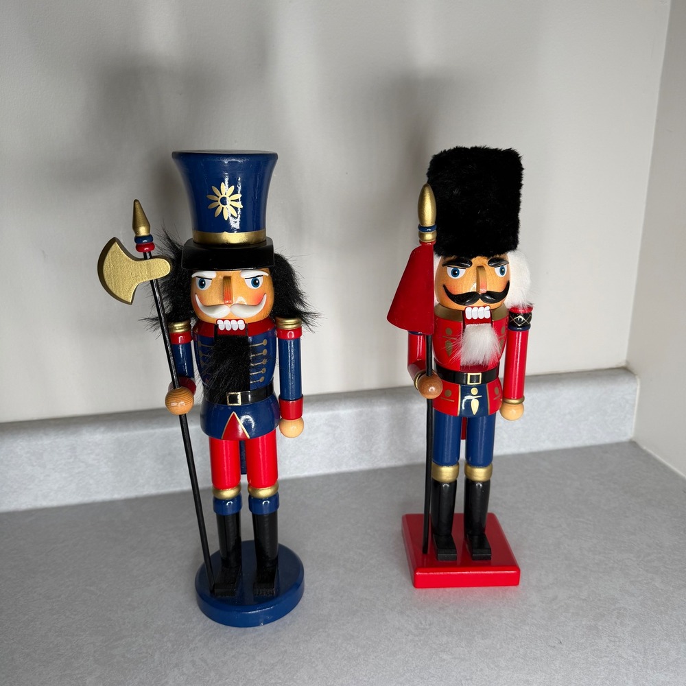 Set of 2 Wooden Nutcrackers Soldier King Royal Guard Christmas Decor‎